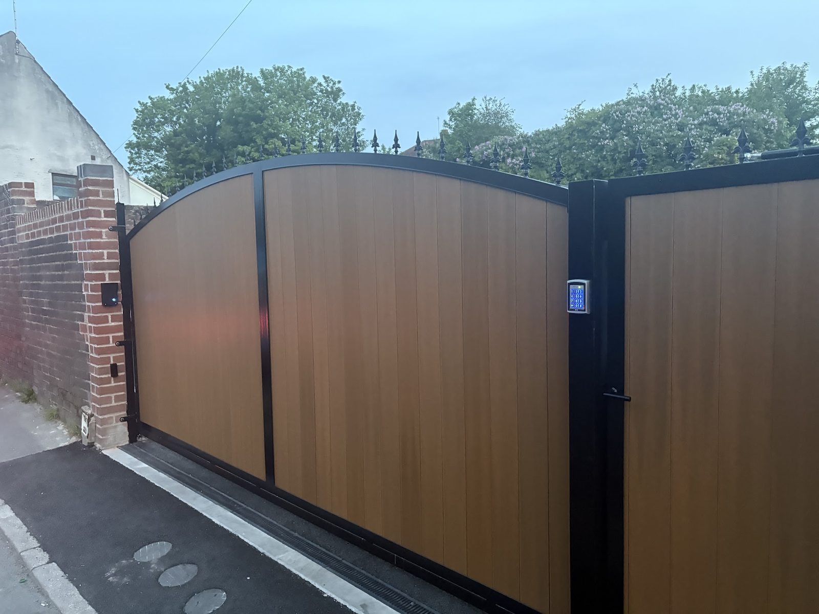 Board infill gate hung off a steel post